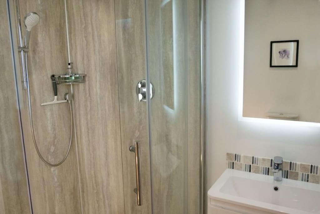 Central 2 Bedroom Luxury Home Close To River Ness インヴァネス エクステリア 写真