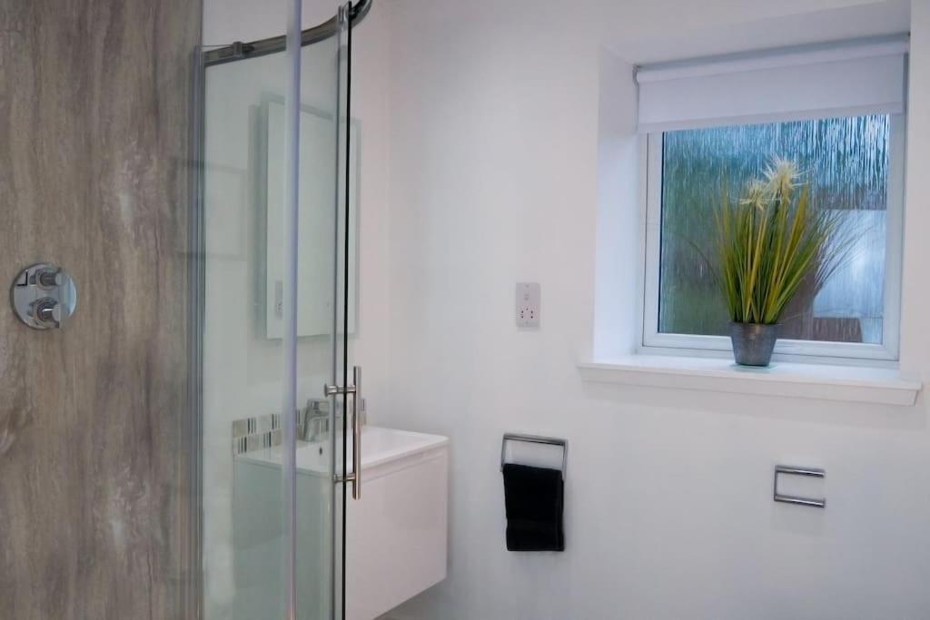 Central 2 Bedroom Luxury Home Close To River Ness インヴァネス エクステリア 写真